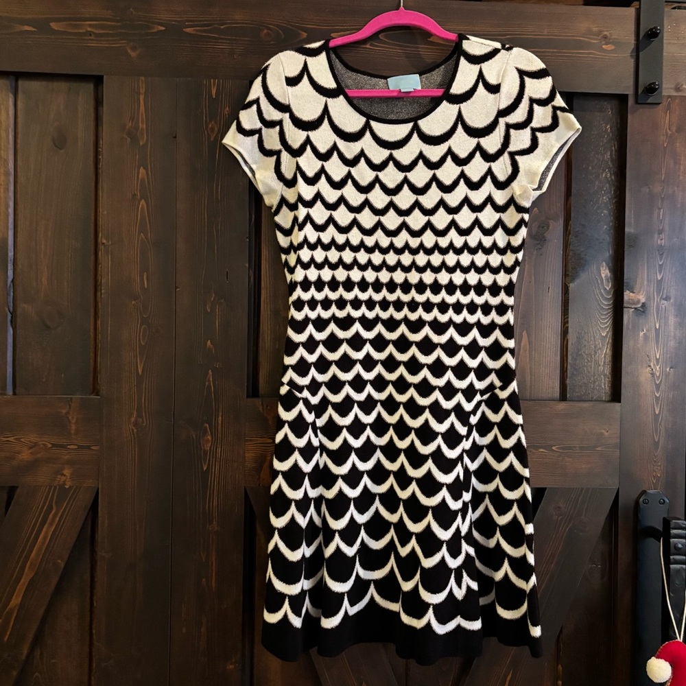 CeCe Black and White Short Sleeve Sweater Dress with Scallop Pattern Large